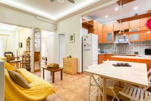雅典Athens Perfect Spot - Zografou Cozy Home的厨房以及带沙发和桌子的客厅。
