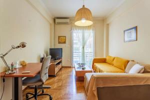 雅典Athens Strawberry Hideaway - City Chic Retreat的客厅配有黄色沙发和书桌