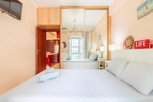 雅典Athens Strawberry Hideaway - City Chic Retreat的一间带白色床的卧室和一间浴室