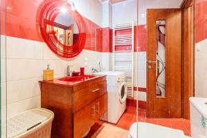 雅典Athens Strawberry Hideaway - City Chic Retreat的一间带水槽和洗衣机的浴室