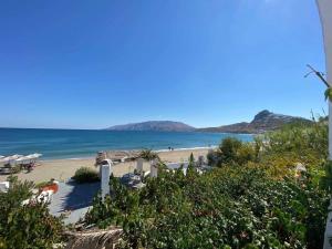 斯基罗斯岛Skyros Seafront Getaway-A step away to the sea的享有大海和山脉美景的海滩