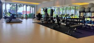 Kampong PendasSunway Grid @ Sunway Bigbox By YS Property的健身房,配有跑步机和健身器材