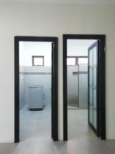 CurepipeCosy apartment on the 1st floor的一间设有两面镜子的浴室和一个卫生间