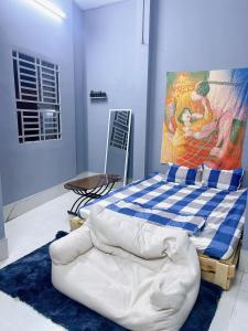 芹苴Nhà Nghỉ Thành Đạt的一间卧室配有一张壁画床