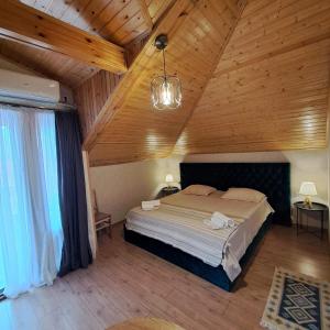姆茨赫塔Davit batoni Guest house的卧室设有一张木制天花板上的大床