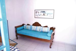 佩里萨Santorini Seaside Retreat - Flora's Summer Escape的一张位于房间角落的蓝色沙发