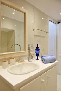 伊兹拉A Sea-licious Vacation - Chic & Style in Hydra的白色的浴室设有水槽和镜子
