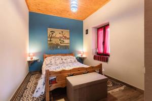 利韦迪昂Arcadia Getaway - Levidi Sani 11 Suite的一间卧室设有一张木床和一个窗户。