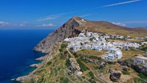 Áno MeriáFolegandros Serenity - Livadaki Summer Hideaway的山边村庄的空中景观