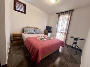 巴尔西沃维克旅馆的一间卧室配有一张带红色毯子的床