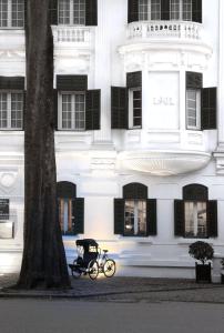 河内河内传奇新都城索菲特酒店的停在白色建筑前面的自行车