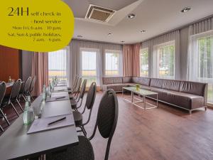 马格德堡马格德堡古典酒店的用餐室配有桌椅和沙发