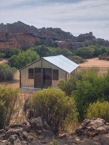 克兰威廉Kleinfontein的沙漠中一座带太阳能屋顶的小建筑