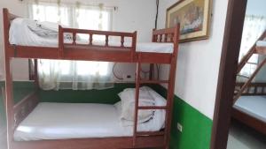 San PedroCamp Wadi Codial Beach Resort的一间房间,设有三张双层床