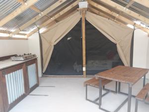 克兰威廉Kleinfontein的帐篷配有长凳和桌子