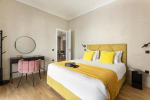雅典Colors Hotel Athens的一间卧室配有一张带黄色枕头的大床