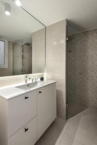 雅典Colors Hotel Athens的白色的浴室设有水槽和淋浴。
