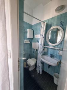 里米尼Due Gemelle的一间带水槽、卫生间和镜子的浴室