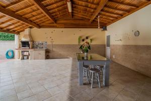 Casa Maria - Paraíso Rural的开放式厨房配有桌子和凳子