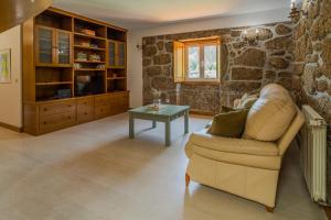 Casa Maria - Paraíso Rural的客厅配有沙发和桌子