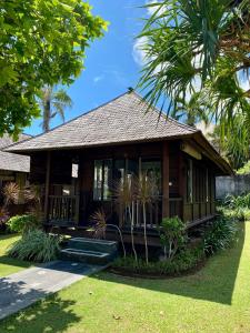 金巴兰Balangan Surf Resort的一个带门廊的度假胜地