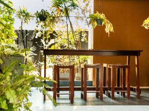 尼甘布尼甘布全景旅馆的一张木桌、两把椅子和一张桌子