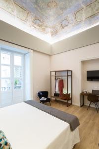 巴勒莫Bellaroto Suite & SPA的一间卧室设有一张床和格子天花板