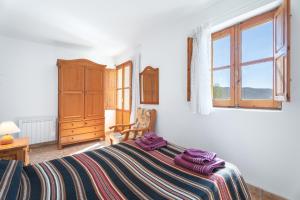 库利亚Casa del Practicant的一间卧室设有一张床和一个窗口
