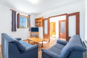 库利亚Casa del Practicant的客厅配有2张蓝色的沙发和1张桌子
