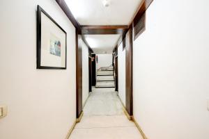 新德里Hotel Raj - Walk-In from New Delhi Railway Station的白色墙壁和楼梯房子的走廊
