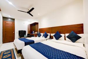 新德里Hotel Raj - Walk-In from New Delhi Railway Station的一间设有三张蓝色和白色床铺的房间