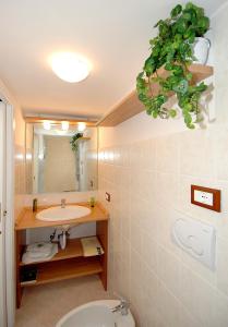 阿马尔菲Turchese的一间带水槽、卫生间和镜子的浴室