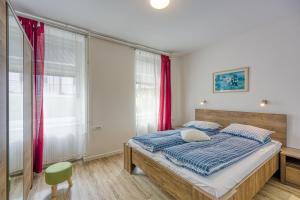 新梅斯托Apartments Jantar - Happy Rentals的一间卧室配有一张床和一把绿色椅子