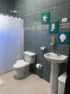 HigueyMaria's Entire House HIGUEY 2BD的一间带卫生间和水槽的浴室