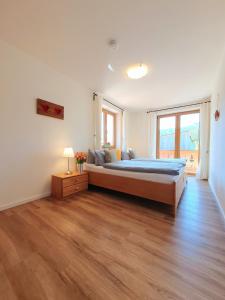 加尔米施-帕滕基兴Ferienwohnung Wetterstein的一间卧室设有一张大床,铺有木地板
