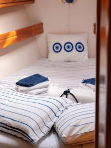巴里Charming sailing boat - Le dimore di Ines的一间卧室配有一张床铺,上面有6个奥林匹克运动会