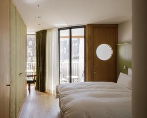 布雷根茨kleiner Löwe – Stadthotel Bregenz的一间卧室设有一张床和一个大窗户