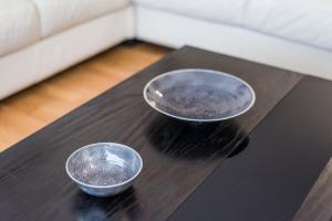 波尔图GuestReady - Espinho Lux的木桌上摆着两个碗