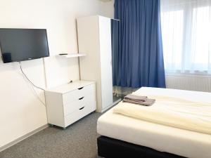 黑尔戈兰岛Haus Hanseatic的一间酒店客房,配有一张床和一台电视