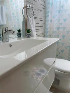 HigueySunset Home 2B (Gated)的白色的浴室设有水槽和卫生间。