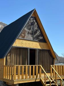 卡兹贝吉Sunny Side Cottage的小屋设有 ⁇ 篷和甲板