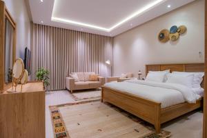 利雅德New Studio With Boho style *Centre of Riyadh*的一间带大床的卧室和一间客厅