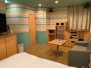 仙台ホテル　るテラスⅡ的配有床和桌子的房间以及厨房