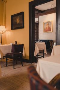 斯卡恩邦德慕斯酒店的一间带桌椅和镜子的用餐室