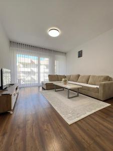 乌罗舍瓦茨City Center 1bedroom的客厅配有沙发和桌子