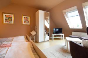 约克Ferienwohnungen auf dem Carlshof in Jork - Altes Land的一间卧室设有一张床和一间客厅。