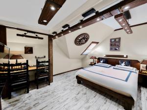 多贝尔罗斯乐酒店的一间卧室配有一张大床和一张书桌