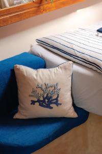 巴里Charming sailing boat - Le dimore di Ines的床上的枕头,上面有树型设计