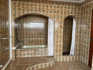 旧阿尔贝加里亚Cozy Guest House Albergaria的带浴缸和盥洗盆的瓷砖浴室