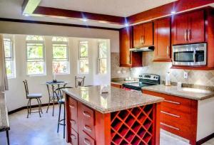 圣詹姆斯Ocean Pearl Villa的厨房配有木制橱柜和台面